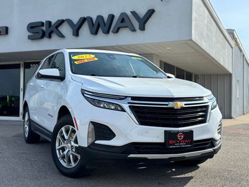 Used 2023 Chevrolet Equinox LT image 1