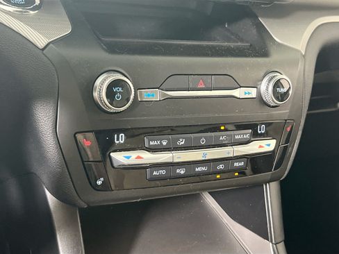 Used 2020 Ford Explorer XLT w/ Comfort Package AWD/4WD image 15