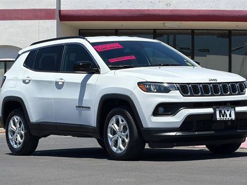 Used 2024 Jeep Compass Latitude AWD/4WD image 2