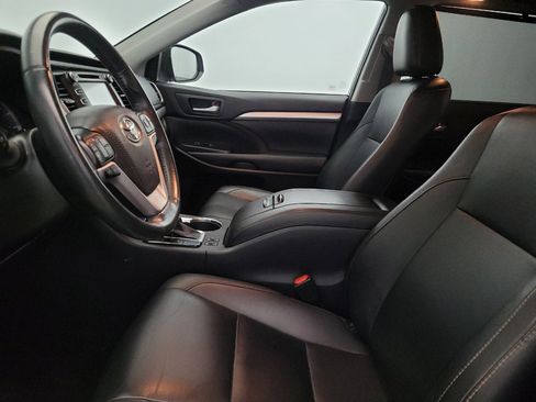 Used 2019 Toyota Highlander XLE AWD/4WD image 17