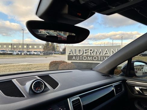 Used 2017 Porsche Macan w/ Driver Memory Package image 47