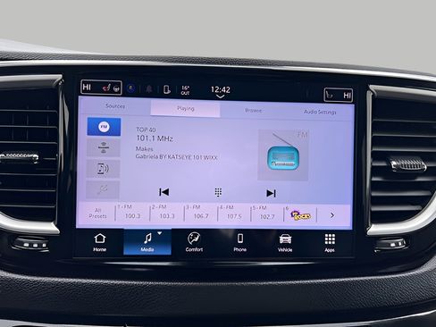 Used 2024 Chrysler Pacifica Touring-L image 39