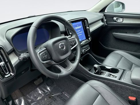 Used 2025 Volvo XC40 B5 Core image 10