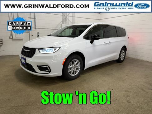 Used 2025 Chrysler Pacifica Select FWD image 1