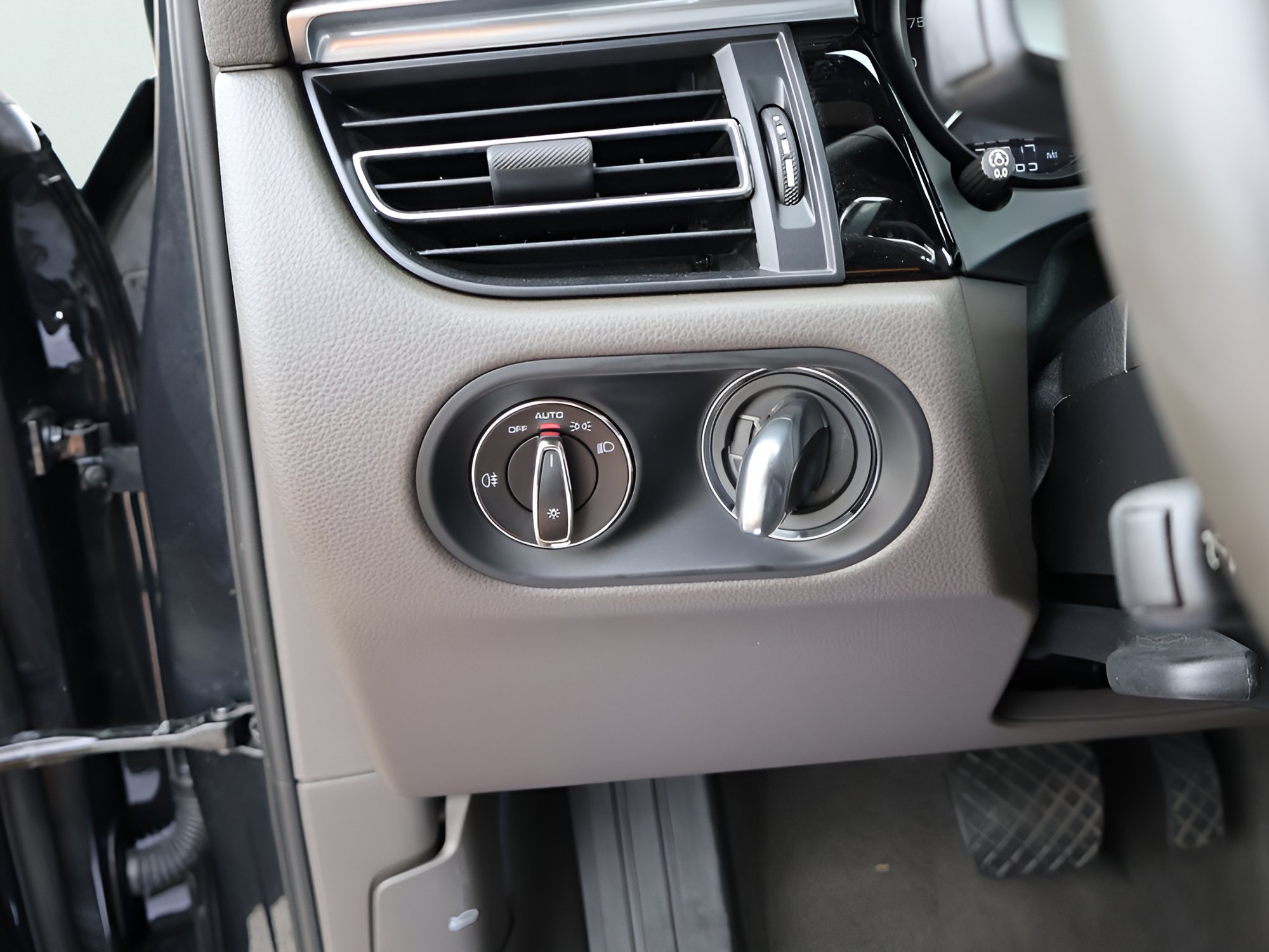 Certified 2024 Porsche Macan AWD/4WD image 33