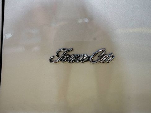 Used 1988 Lincoln Town Car Signature RWD image 28