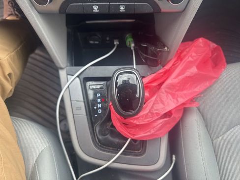 Used 2017 Hyundai Elantra SE image 15