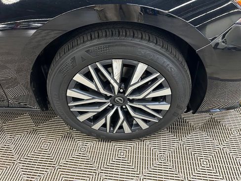 Used 2025 Nissan Altima 2.5 SV FWD image 2