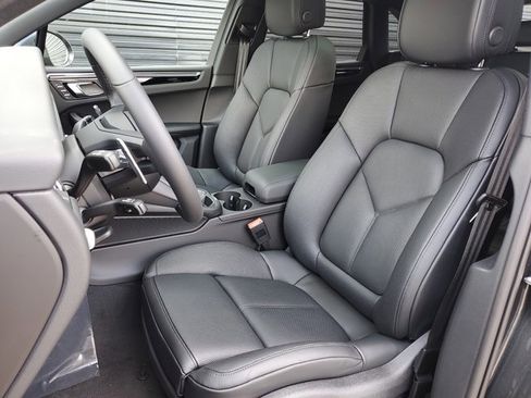 Used 2025 Porsche Macan image 5