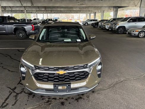 Used 2024 Chevrolet Trax LT w/ Sunroof Package image 9