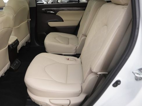 Used 2022 Toyota Highlander Platinum image 13