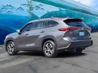 Used 2021 Toyota Highlander XLE FWD video 2