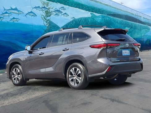 Used 2021 Toyota Highlander XLE FWD image 2