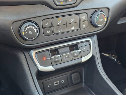 Used 2024 GMC Terrain SLE image 30