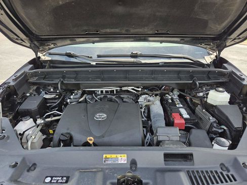 Used 2021 Toyota Highlander XLE FWD image 32