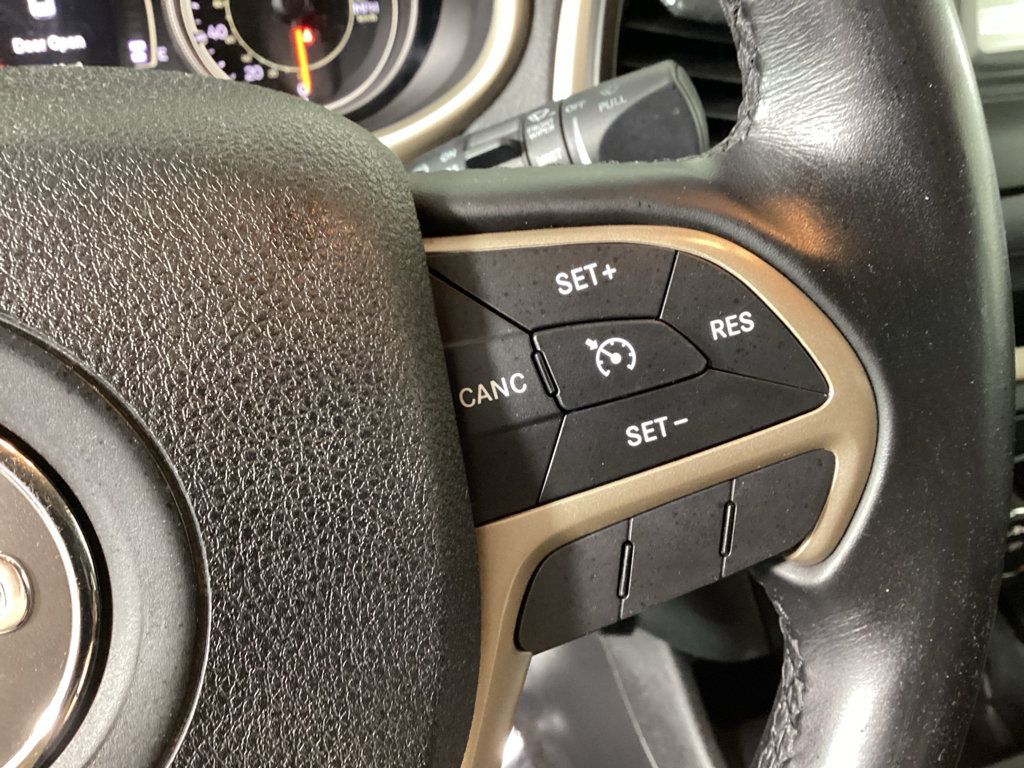 Used 2017 Jeep Cherokee Latitude AWD/4WD image 23