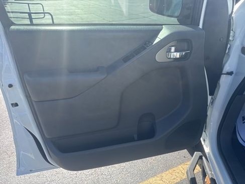 Used 2016 Nissan Frontier SV image 18