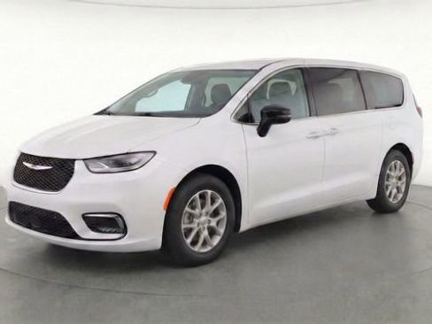 Used 2024 Chrysler Pacifica Touring-L image 16