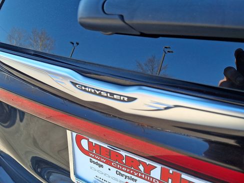 Used 2023 Chrysler Pacifica Touring-L image 16