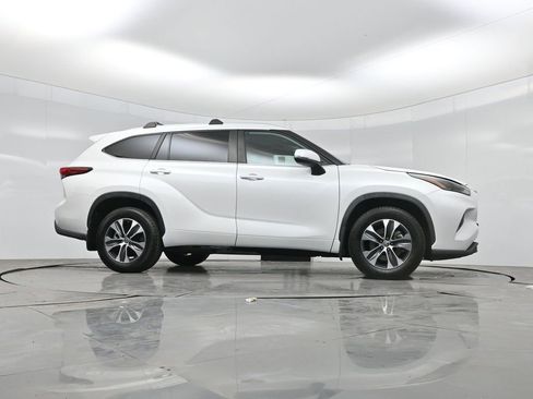 Used 2023 Toyota Highlander XLE AWD/4WD image 42