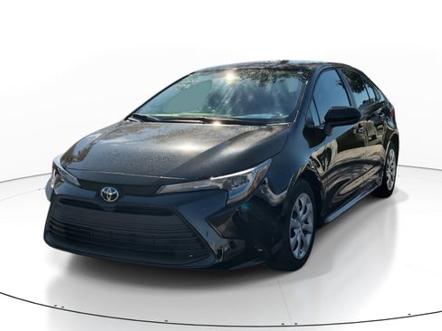 Used 2023 Toyota Corolla LE image 3