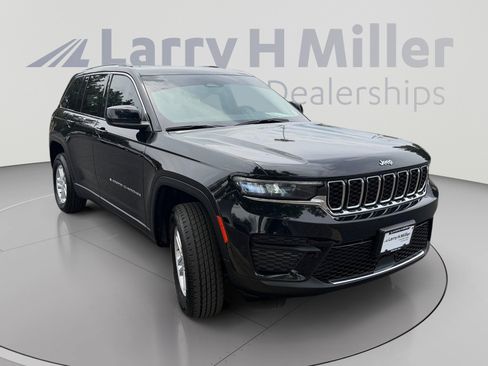 Used 2023 Jeep Grand Cherokee Laredo AWD/4WD image 7