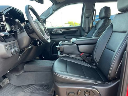 Used 2024 Chevrolet Silverado 1500 LT Trail Boss w/ LPO, Dark Essentials Package AWD/4WD image 4
