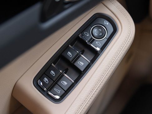 Used 2025 Porsche Macan image 19