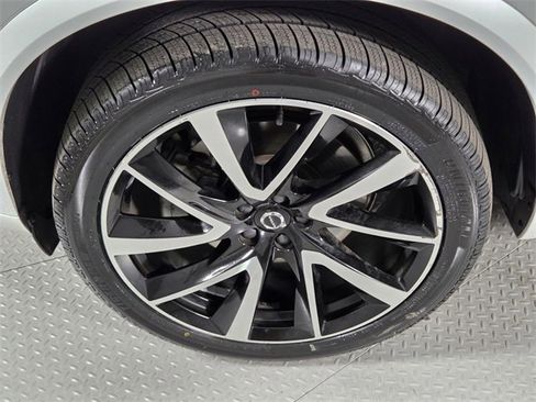 Used 2022 Volvo XC90 T6 Momentum w/ Advanced Package image 9