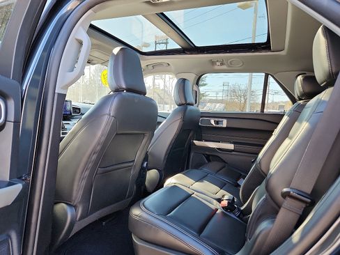 Used 2022 Ford Explorer XLT w/ Equipment Group 202A image 10