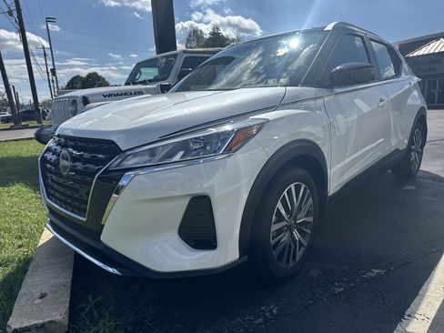 Used 2023 Nissan Kicks SV image 3