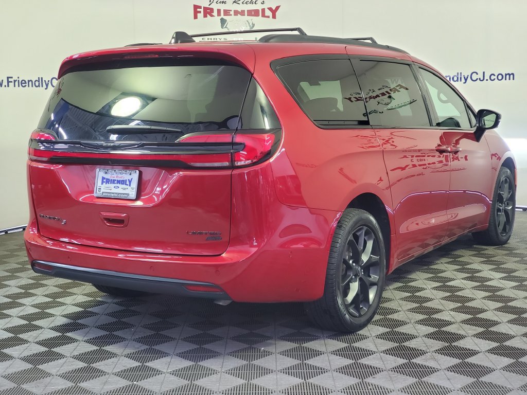 Used 2025 Chrysler Pacifica Limited AWD/4WD image 3