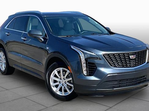 Used 2019 Cadillac XT4 Luxury w/ Cold Weather Package FWD image 3