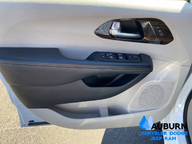 Used 2023 Chrysler Pacifica Limited FWD image 9
