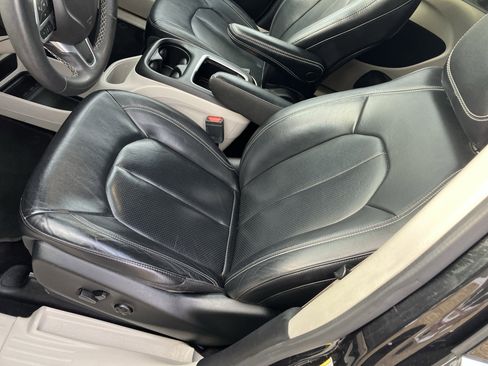 Used 2022 Chrysler Pacifica Touring-L image 9