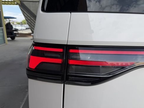Used 2025 Volkswagen ID. Buzz Pro S RWD image 14