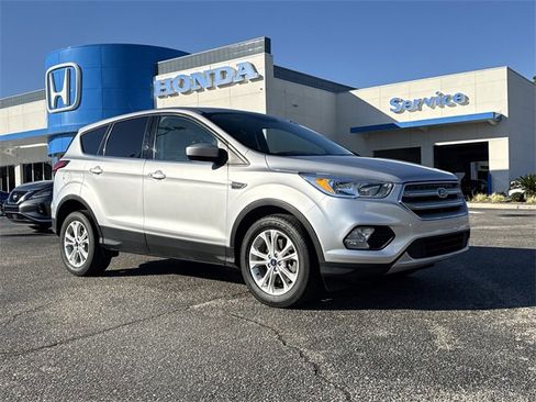 Used 2019 Ford Escape SE image 2