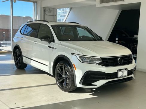 Certified 2023 Volkswagen Tiguan SE R-Line image 3