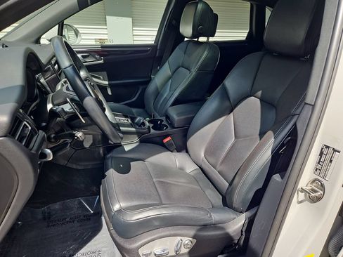 Certified 2024 Porsche Macan AWD/4WD image 5