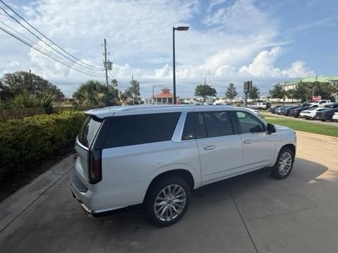 Used 2023 Cadillac Escalade ESV Premium Luxury AWD/4WD image 3