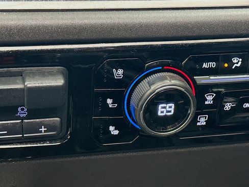 Used 2022 Chevrolet Silverado 1500 ZR2 w/ Technology Package AWD/4WD image 24