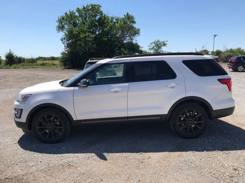 Used 2017 Ford Explorer XLT w/ Equipment Group 202A AWD/4WD image 2
