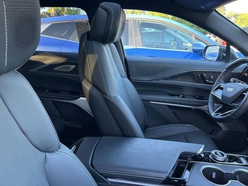 Used 2025 Cadillac Lyriq Luxury w/ LPO, Floor Liner Package AWD/4WD image 11