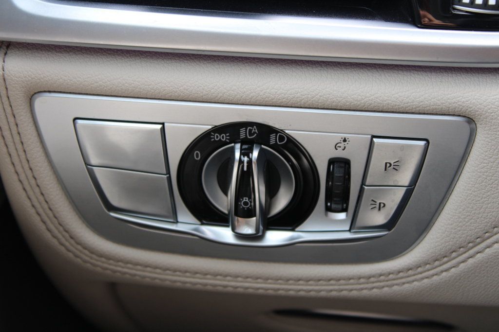 Used 2021 BMW 740i w/ M Sport Package RWD image 31