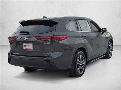 Certified 2023 Toyota Highlander XLE image 5