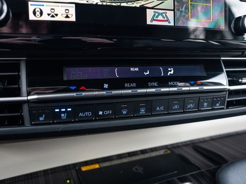 Used 2021 Toyota Sienna Platinum image 32