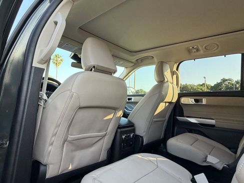 Used 2022 Ford Explorer Limited w/ Limited Technology Package RWD image 17