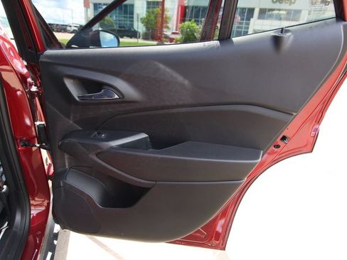 Used 2025 Chevrolet Trax LT FWD image 34