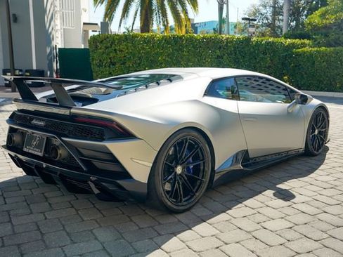 Used 2020 Lamborghini Huracan EVO image 24