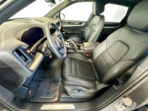 Used 2025 Porsche Cayenne image 5
